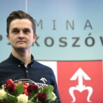 Uroczyste powitanie Macieja Giemzy w Piekoszowie. Maciej Giemza - motocyklista, uczestnik rajdu Paryż Dakar / Marzena Mąkosa / Radio Kielce