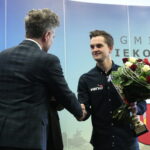 Uroczyste powitanie Macieja Giemzy w Piekoszowie. Senator Krzysztof Słoń składa gratulacje Maciejowi Giemzie. / Marzena Mąkosa / Radio Kielce