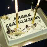 Uroczyste powitanie Macieja Giemzy w Piekoszowie. Tort przygotowany na powitanie Macieja Giemzy, motocyklisty i uczestnika rajdu Paryż Dakar.  / Marzena Mąkosa / Radio Kielce