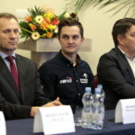 Uroczyste powitanie Macieja Giemzy w Piekoszowie. Na zdjęciu: Zbigniew Piątek - wójt gminy Piekoszów, Maciej Giemza - motocyklista, uczestnik rajdu Paryż Dakar, Sylwester Giemza - ojciec Macieja. / Marzena Mąkosa / Radio Kielce