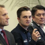 Uroczyste powitanie Macieja Giemzy w Piekoszowie. Na zdjęciu: Zbigniew Piątek - wójt gminy Piekoszów, Maciej Giemza - motocyklista, uczestnik rajdu Paryż Dakar, Sylwester Giemza - ojciec Macieja / Marzena Mąkosa / Radio Kielce