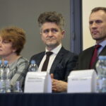 Uroczyste powitanie Macieja Giemzy w Piekoszowie. Na zdjęciu: Barbara Drogosz - wiceprzewodnicząca rady gminy Piekoszów, Krzysztof Słoń - senator RP, Zbigniew Piątek - wójt gminy Piekoszów / Marzena Mąkosa / Radio Kielce