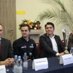 Uroczyste powitanie Macieja Giemzy w Piekoszowie. Na zdjęciu: Zbigniew Piątek - wójt gminy Piekoszów, Maciej Giemza - motocyklista, uczestnik rajdu Paryż Dakar, Sylwester Giemza - ojciec Macieja i Ryszard Bracik - prezes KTM Novi / Marzena Mąkosa / Radio Kielce