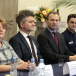 Uroczyste powitanie Macieja Giemzy w Piekoszowie. Na zdjęciu: Barbara Drogosz - wiceprzewodnicząca rady gminy Piekoszów, Krzysztof Słoń - senator RP, Zbigniew Piątek - wójt gminy Piekoszów, Maciej Giemza - motocyklista / Marzena Mąkosa / Radio Kielce