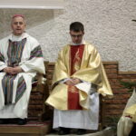 II Diecezjalne Spotkanie Kolędników Misyjnych w Sanktuarium Św. Józefa Opiekuna Rodziny w Kielcach. Po lewej biskup Jan Piotrowski / Marzena Mąkosa / Radio Kielce