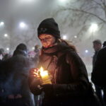 Międzynarodowy Dzień Pamięci o Ofiarach Holocaustu. Zapalenie zniczy przed pomnikiem "Menora", przy Alei IX Wieków Kielc. / Marzena Mąkosa / Radio Kielce