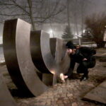 Międzynarodowy Dzień Pamięci o Ofiarach Holocaustu. Zapalenie zniczy przed pomnikiem "Menora", przy Alei IX Wieków Kielc. / Marzena Mąkosa / Radio Kielce