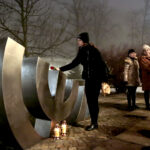 Międzynarodowy Dzień Pamięci o Ofiarach Holocaustu. Zapalenie zniczy przed pomnikiem "Menora", przy Alei IX Wieków Kielc. / Marzena Mąkosa / Radio Kielce