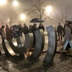 Międzynarodowy Dzień Pamięci o Ofiarach Holocaustu. Zapalenie zniczy przed pomnikiem "Menora", przy Alei IX Wieków Kielc. / Marzena Mąkosa / Radio Kielce