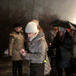 Międzynarodowy Dzień Pamięci o Ofiarach Holocaustu. Zapalenie zniczy przed pomnikiem "Menora", przy Alei IX Wieków Kielc. / Marzena Mąkosa / Radio Kielce