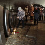 Międzynarodowy Dzień Pamięci o Ofiarach Holocaustu. Zapalenie zniczy przed pomnikiem "Menora", przy Alei IX Wieków Kielc. / Marzena Mąkosa / Radio Kielce