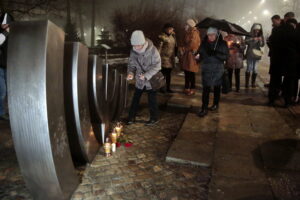 Międzynarodowy Dzień Pamięci o Ofiarach Holocaustu. Zapalenie zniczy przed pomnikiem "Menora", przy Alei IX Wieków Kielc. / Marzena Mąkosa / Radio Kielce