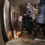 Międzynarodowy Dzień Pamięci o Ofiarach Holocaustu. Zapalenie zniczy przed pomnikiem "Menora", przy Alei IX Wieków Kielc. / Marzena Mąkosa / Radio Kielce