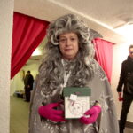 Spektakl "Akademia Pani Beksy". Na zdjeciu: Agata Sobota zbierająca datki dla potrzebujących aktorów. / Marzena Mąkosa / Radio Kielce