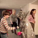 Spektakl "Akademia Pani Beksy". Na zdjeciu: Agata Sobota zbierająca datki dla potrzebujących aktorów. / Marzena Mąkosa / Radio Kielce