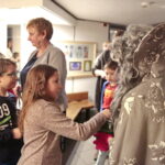 Spektakl "Akademia Pani Beksy". Na zdjeciu: Agata Sobota zbierająca datki dla potrzebujących aktorów. / Marzena Mąkosa / Radio Kielce