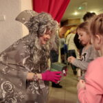 Spektakl "Akademia Pani Beksy". Na zdjeciu: Agata Sobota, wolontariuszka fundacji Darii Trafankowskiej / Marzena Mąkosa / Radio Kielce