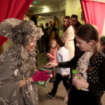 Spektakl "Akademia Pani Beksy". Na zdjeciu: Agata Sobota, wolontariuszka fundacji Darii Trafankowskiej / Marzena Mąkosa / Radio Kielce