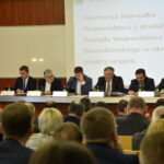 Sesja sejmiku. Na zdjęciu: Andrzej Pruś - wiceprzewodniczący sejmiku województwa świętokrzyskiego, Grigor Szaginian - wiceprzewodniczący sejmiku województwa świętokrzyskiego, Arkadiusz Bąk - przewodniczący województwa świętokrzyskiego, Tadeusz Kowalczyk - wiceprzewodniczący sejmiku województwa świętokrzyskiego oraz sekretarze obrad / Marzena Mąkosa / Radio Kielce