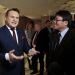 Konwencja PiS. Na zdjęciu: Dominik Tarczyński - poseł PiS udzielający wywiadu mediom z Japonii / Marzena Mąkosa / Radio Kielce