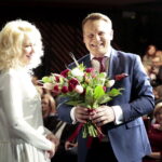 Konwencja PiS. Na zdjęciu: Dominik Tarczyński - poseł PiS otrzymuje kwiaty / Marzena Mąkosa / Radio Kielce