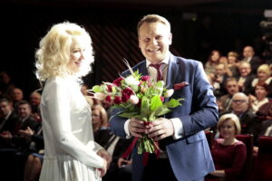 Konwencja PiS. Na zdjęciu: Dominik Tarczyński - poseł PiS otrzymuje kwiaty / Marzena Mąkosa / Radio Kielce