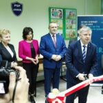 Janik w gm. Kunów. Szkoła od dziś z dostępem do szybkiego internetu szerokopasmowego. Na zdjęciu: Na zdjęciu, Agata Binkowska - członek Zarządu Województwa Świętokrzyskiego, Lech Łodej - burmistrz Kunowa i senator PiS Jarosław Rusiecki / Emilia Sitarska / Radio Kielce