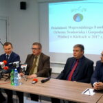 Konferencja podsumowująca działalność Wojewódzkiego Funduszu Ochrony Środowiska i Gospodarki Wodnej w Kielcach. Na zdjęciu: Bartłomiej Dorywalski, Ryszard Gliwiński - prezes Funduszu Ochrony Środowiska i Gospodarki Wodnej, Marek Szary- przewodniczący rady nadzorczej, Paweł Lubieniecki - członek rady nadzorczej i Mariusz Goraj - wiceprezes Funduszu Ochrony Środowiska i Gospodarki Wodnej / Wiktor Dziarmaga / Radio Kielce