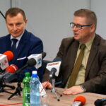 Konferencja podsumowująca działalność Wojewódzkiego Funduszu Ochrony Środowiska i Gospodarki Wodnej w Kielcach. Ryszard Gliwiński - prezes Funduszu Ochrony Środowiska i Gospodarki Wodnej, Marek Szary - przewodniczący rady nadzorczej / Wiktor Dziarmaga / Radio Kielce