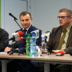 Konferencja podsumowująca działalność Wojewódzkiego Funduszu Ochrony Środowiska i Gospodarki Wodnej w Kielcach. Na zdjęciu: Bartłomiej Dorywalski, Ryszard Gliwiński - prezes Funduszu Ochrony Środowiska i Gospodarki Wodnej, Marek Szary - przewodniczący rady nadzorczej / Wiktor Dziarmaga / Radio Kielce