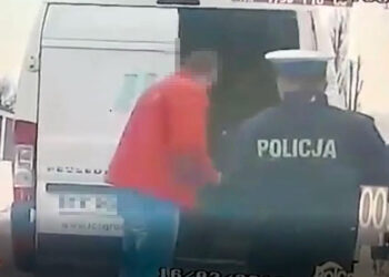 Kielecka policja zatrzymała dostawczego Peugeota, na pace którego był przewożony mężczyzna / KWP Kielce
