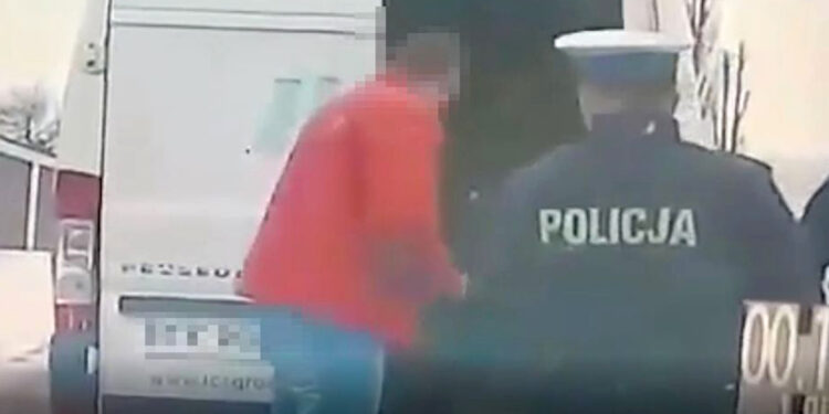 Kielecka policja zatrzymała dostawczego Peugeota, na pace którego był przewożony mężczyzna / KWP Kielce