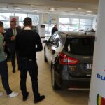 Zawodnicy i zarząd piłkarskiego klubu Korona Kielce odebrali dzisiaj samochody od Suzuki Motor Poland / Robert Felczak / Radio Kielce