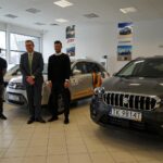 Zawodnicy i zarząd piłkarskiego klubu Korona Kielce odebrali dzisiaj samochody od Suzuki Motor Poland / Robert Felczak / Radio Kielce