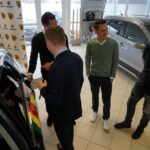 Zawodnicy i zarząd piłkarskiego klubu Korona Kielce odebrali dzisiaj samochody od Suzuki Motor Poland / Robert Felczak / Radio Kielce