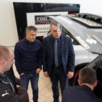 Zawodnicy i zarząd piłkarskiego klubu Korona Kielce odebrali dzisiaj samochody od Suzuki Motor Poland / Robert Felczak / Radio Kielce