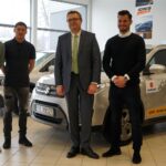 Zawodnicy i zarząd piłkarskiego klubu Korona Kielce odebrali dzisiaj samochody od Suzuki Motor Poland / Robert Felczak / Radio Kielce