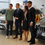 Zawodnicy i zarząd piłkarskiego klubu Korona Kielce odebrali dzisiaj samochody od Suzuki Motor Poland / Robert Felczak / Radio Kielce
