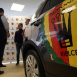 Zawodnicy i zarząd piłkarskiego klubu Korona Kielce odebrali dzisiaj samochody od Suzuki Motor Poland / Robert Felczak / Radio Kielce