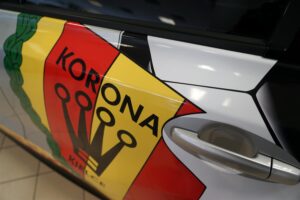 Zawodnicy i zarząd piłkarskiego klubu Korona Kielce odebrali dzisiaj samochody od Suzuki Motor Poland / Robert Felczak / Radio Kielce