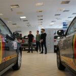 Zawodnicy i zarząd piłkarskiego klubu Korona Kielce odebrali dzisiaj samochody od Suzuki Motor Poland / Robert Felczak / Radio Kielce