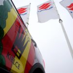 Zawodnicy i zarząd piłkarskiego klubu Korona Kielce odebrali dzisiaj samochody od Suzuki Motor Poland / Robert Felczak / Radio Kielce