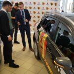 Zawodnicy i zarząd piłkarskiego klubu Korona Kielce odebrali dzisiaj samochody od Suzuki Motor Poland / Robert Felczak / Radio Kielce