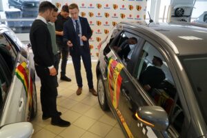 Zawodnicy i zarząd piłkarskiego klubu Korona Kielce odebrali dzisiaj samochody od Suzuki Motor Poland / Robert Felczak / Radio Kielce