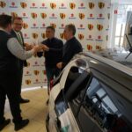 Zawodnicy i zarząd piłkarskiego klubu Korona Kielce odebrali dzisiaj samochody od Suzuki Motor Poland / Robert Felczak / Radio Kielce