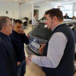 Zawodnicy i zarząd piłkarskiego klubu Korona Kielce odebrali dzisiaj samochody od Suzuki Motor Poland / Robert Felczak / Radio Kielce