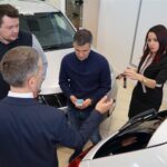 Zawodnicy i zarząd piłkarskiego klubu Korona Kielce odebrali dzisiaj samochody od Suzuki Motor Poland / Robert Felczak / Radio Kielce