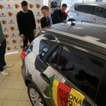 Zawodnicy i zarząd piłkarskiego klubu Korona Kielce odebrali dzisiaj samochody od Suzuki Motor Poland / Robert Felczak / Radio Kielce