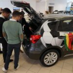 Zawodnicy i zarząd piłkarskiego klubu Korona Kielce odebrali dzisiaj samochody od Suzuki Motor Poland / Robert Felczak / Radio Kielce