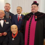 Od lewej: Jerzy Białas, ksiądz Wiesław Kowalewski, ksiądz Czesław Wala, Adolf Jabłoński, ksiądz Krzysztof Jan Rusiecki / arch. prywatne